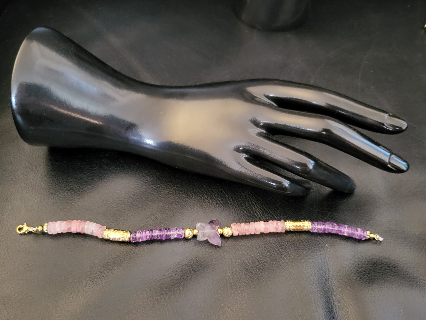 Bracelet Betty en perles de quartz fraise, améthyste et papillon en fluorite