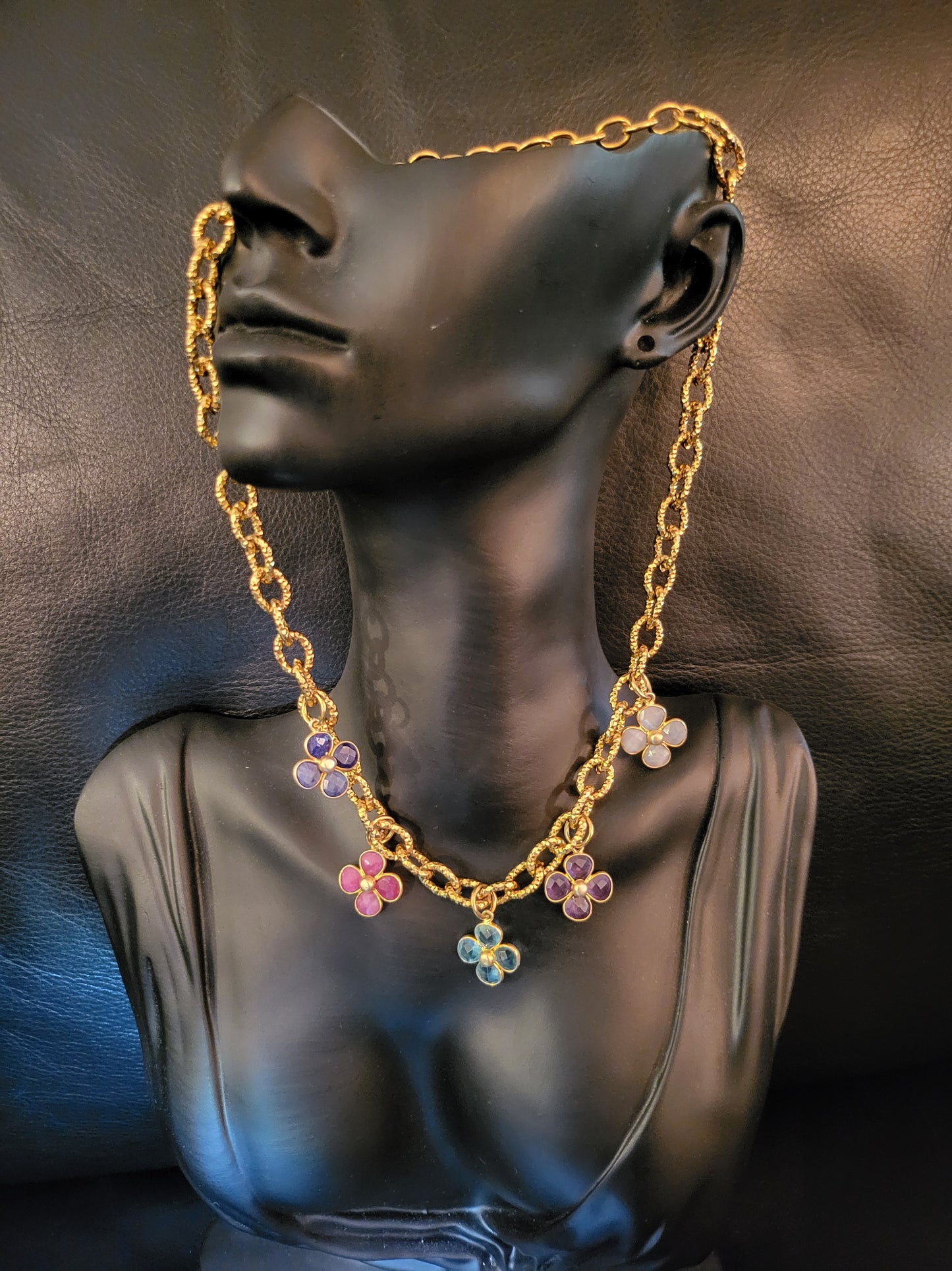 Collier Fiora en fleurs de topaze, lapis lazuli, pierre de lune, améthyste et aventurine