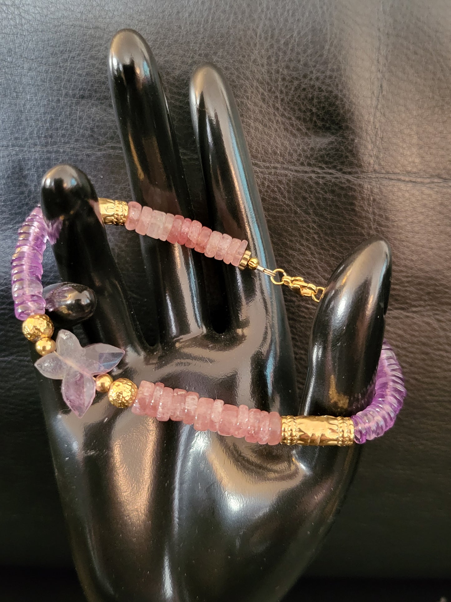 Bracelet Betty en perles de quartz fraise, améthyste et papillon en fluorite