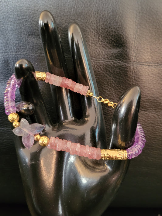 Bracelet Betty en perles de quartz fraise, améthyste et papillon en fluorite