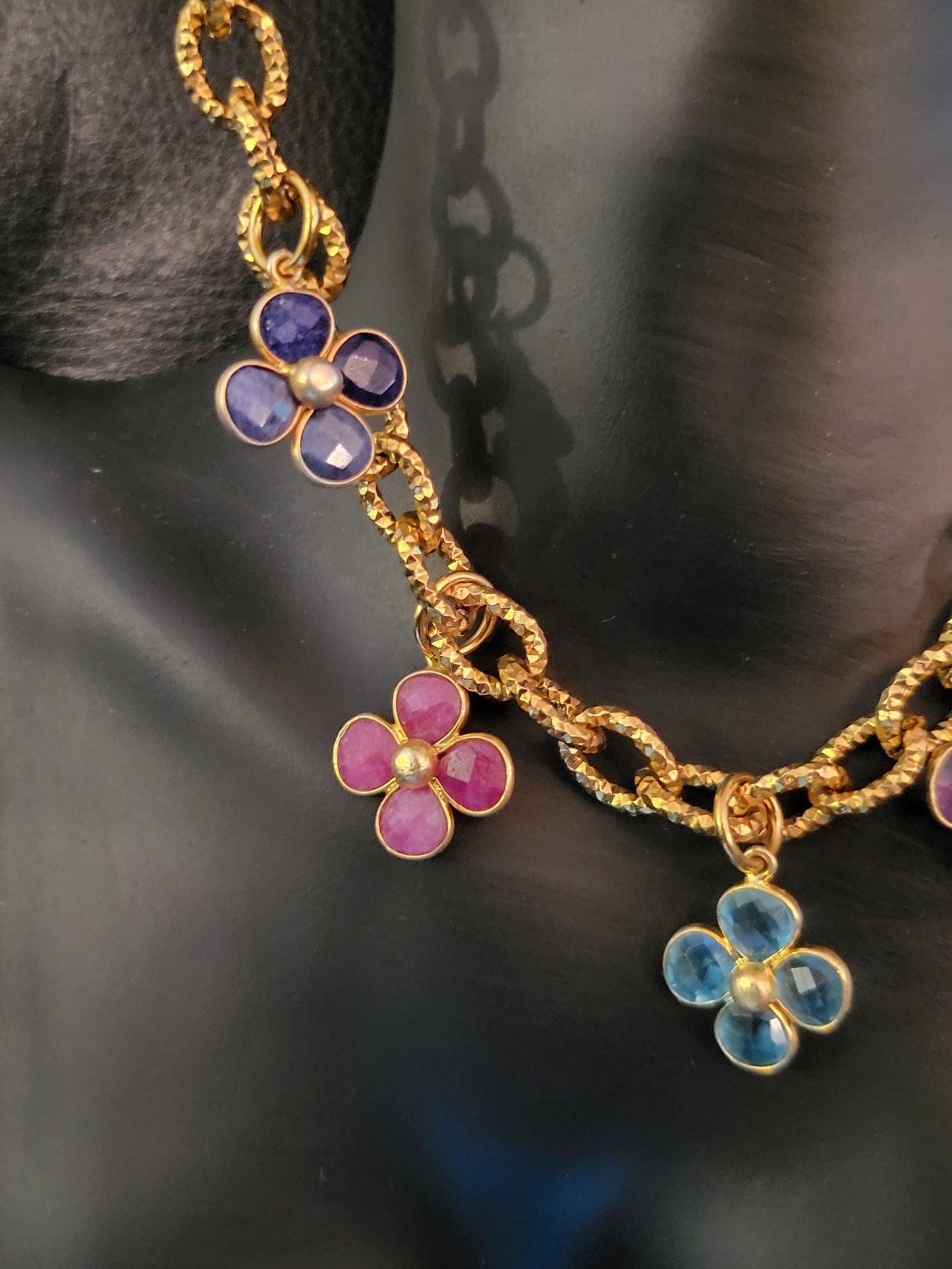 Collier Fiora en fleurs de topaze, lapis lazuli, pierre de lune, améthyste et aventurine