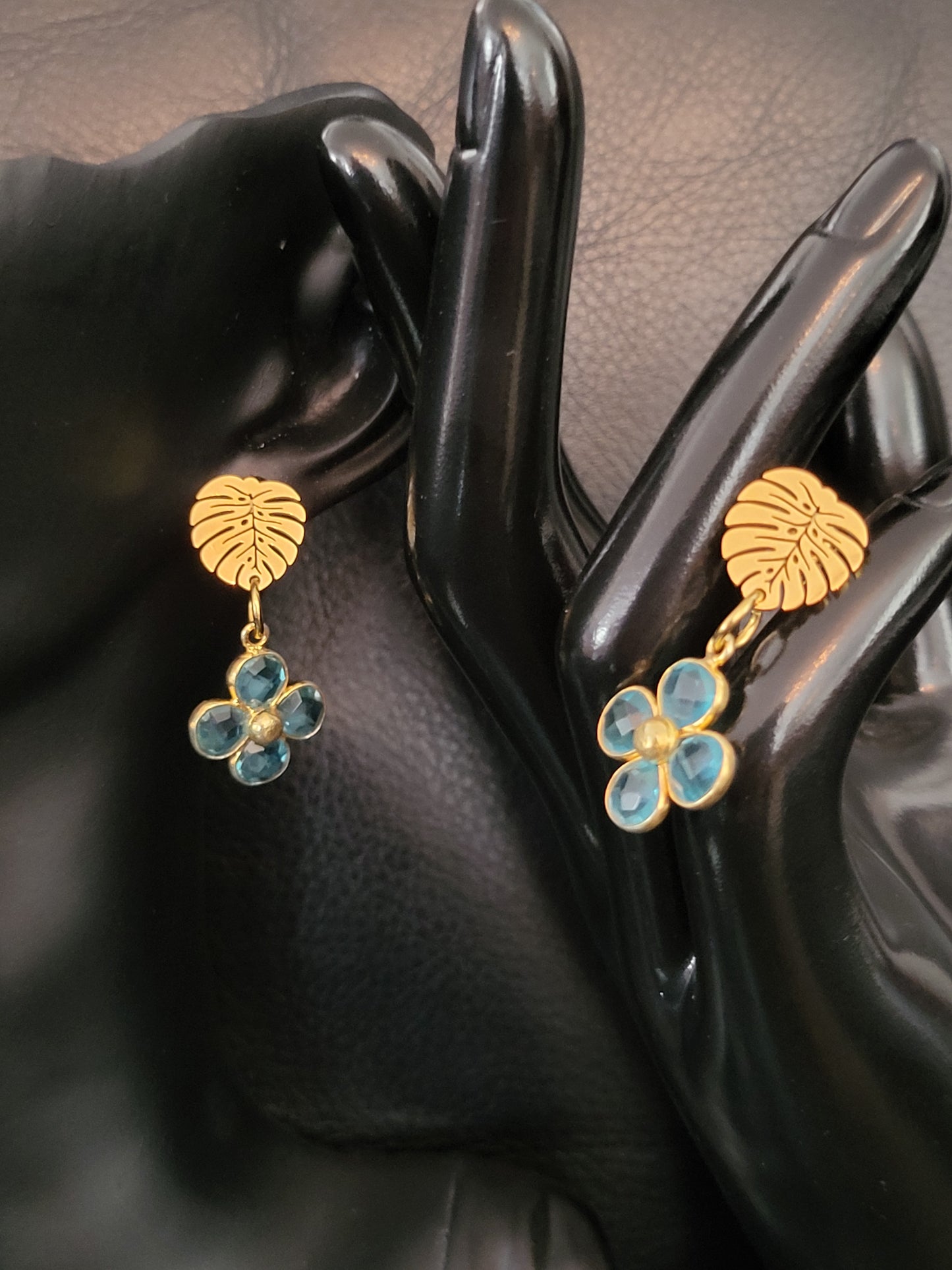 Boucles d'oreilles Fiora Blue Leave avec fleurs en topaze naturelle