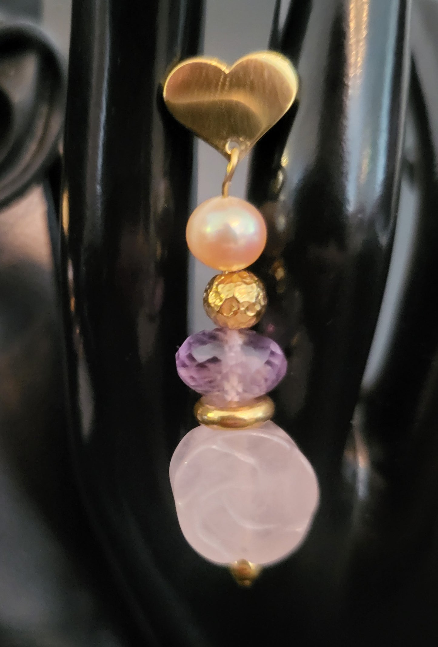 Boucles d'oreilles Rosy avec fleurs en quartz rose naturelle, perles en améthyste facettée et perles de culture rose pâle