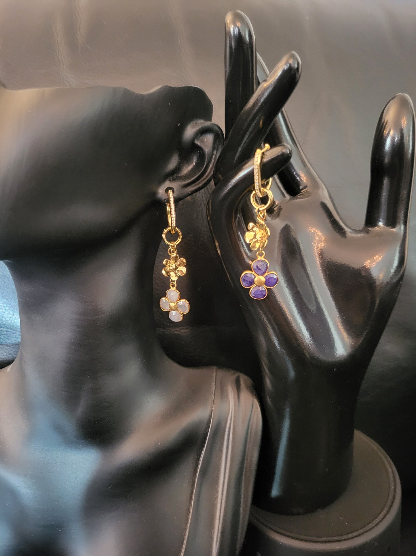 Boucles d'oreilles Reina attaches en argent plaqué or et fleurs en pierres de lune et lapis lazuli et acier inoxydable