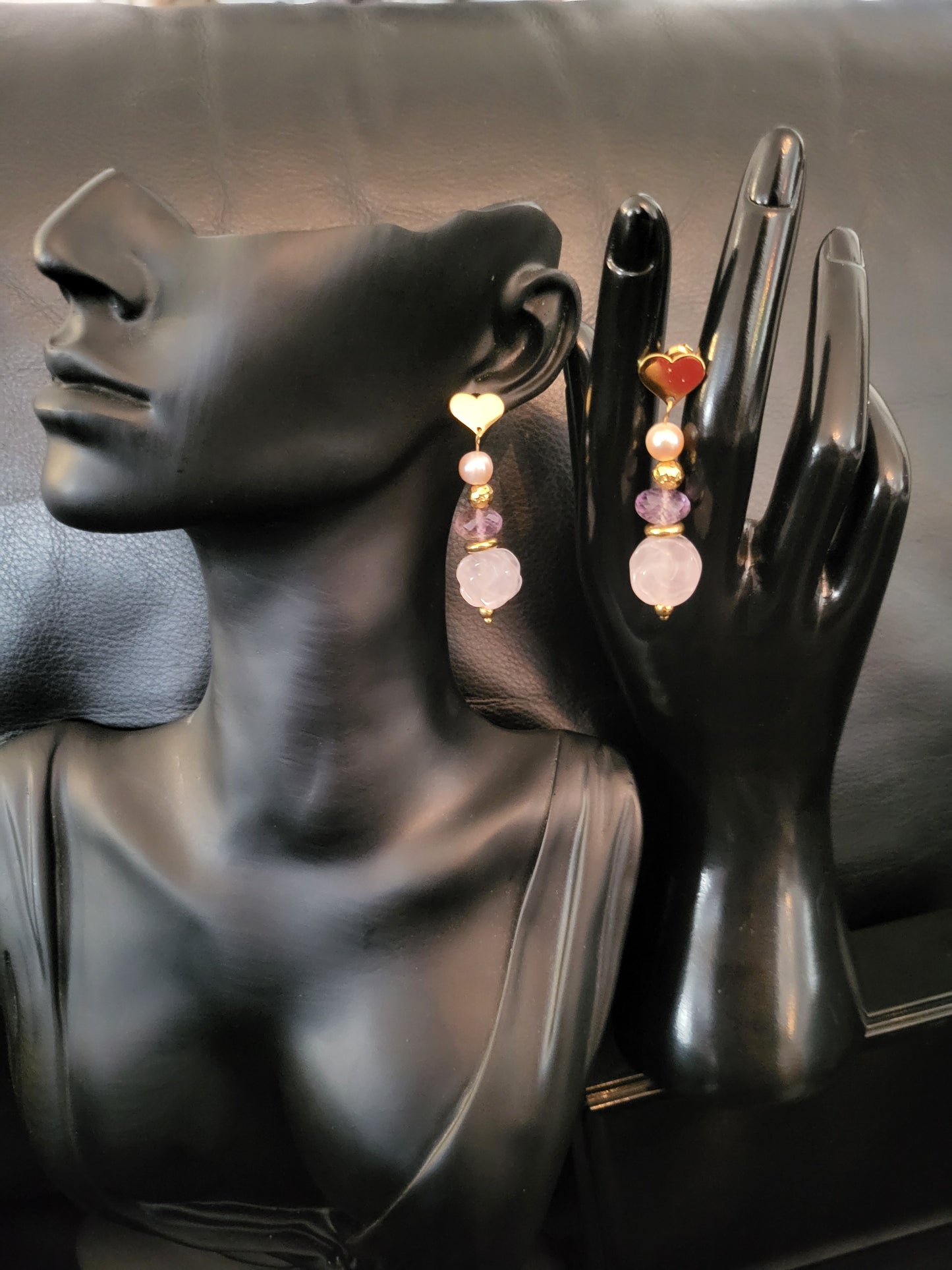 Boucles d'oreilles Rosy avec fleurs en quartz rose naturelle, perles en améthyste facettée et perles de culture rose pâle