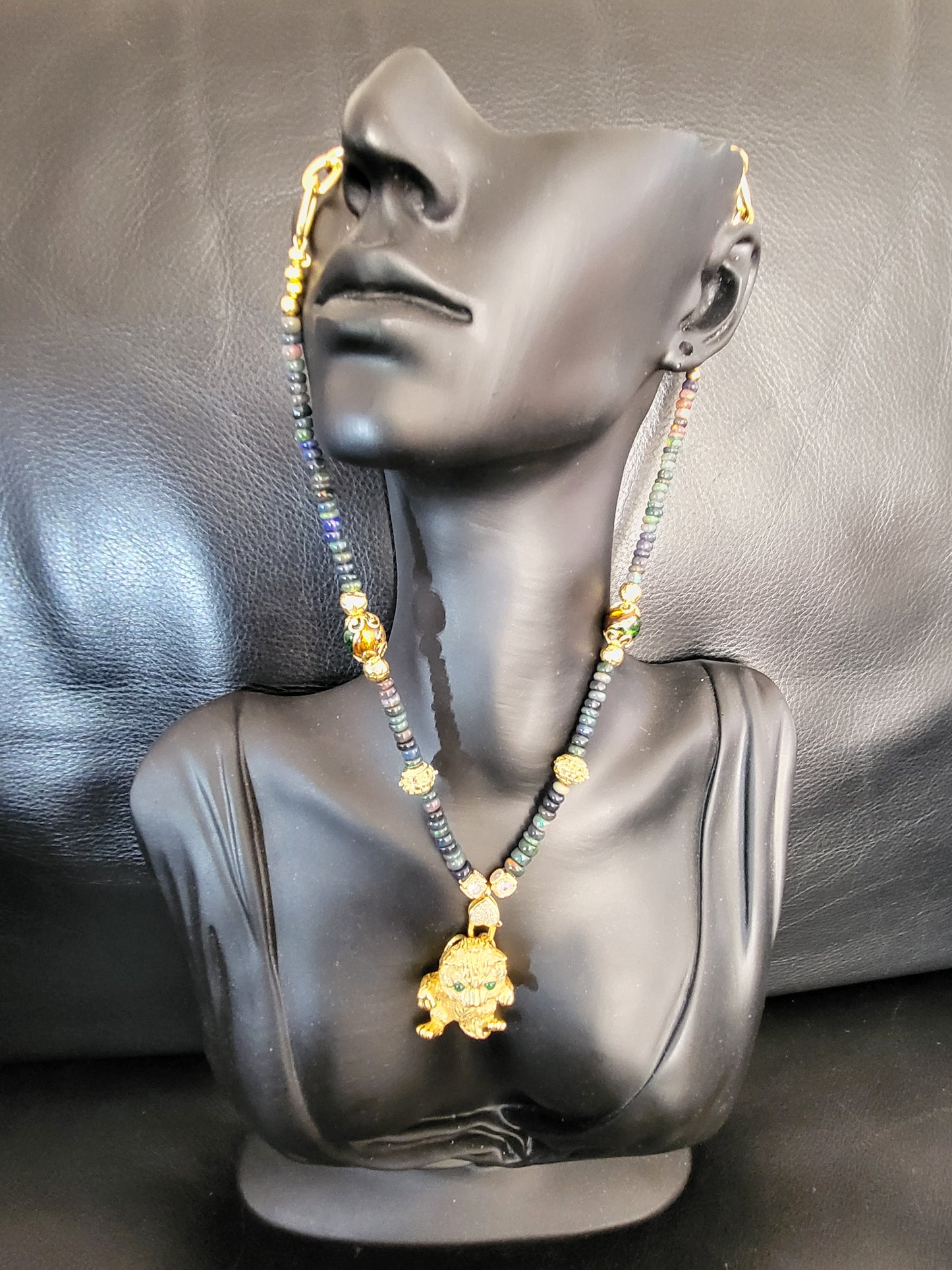 Collier Félina en perles d'opale noire naturelle, perles en verre de Murano et pendentif chat en vermeil (argent plaqué or) et yeux en aventurine