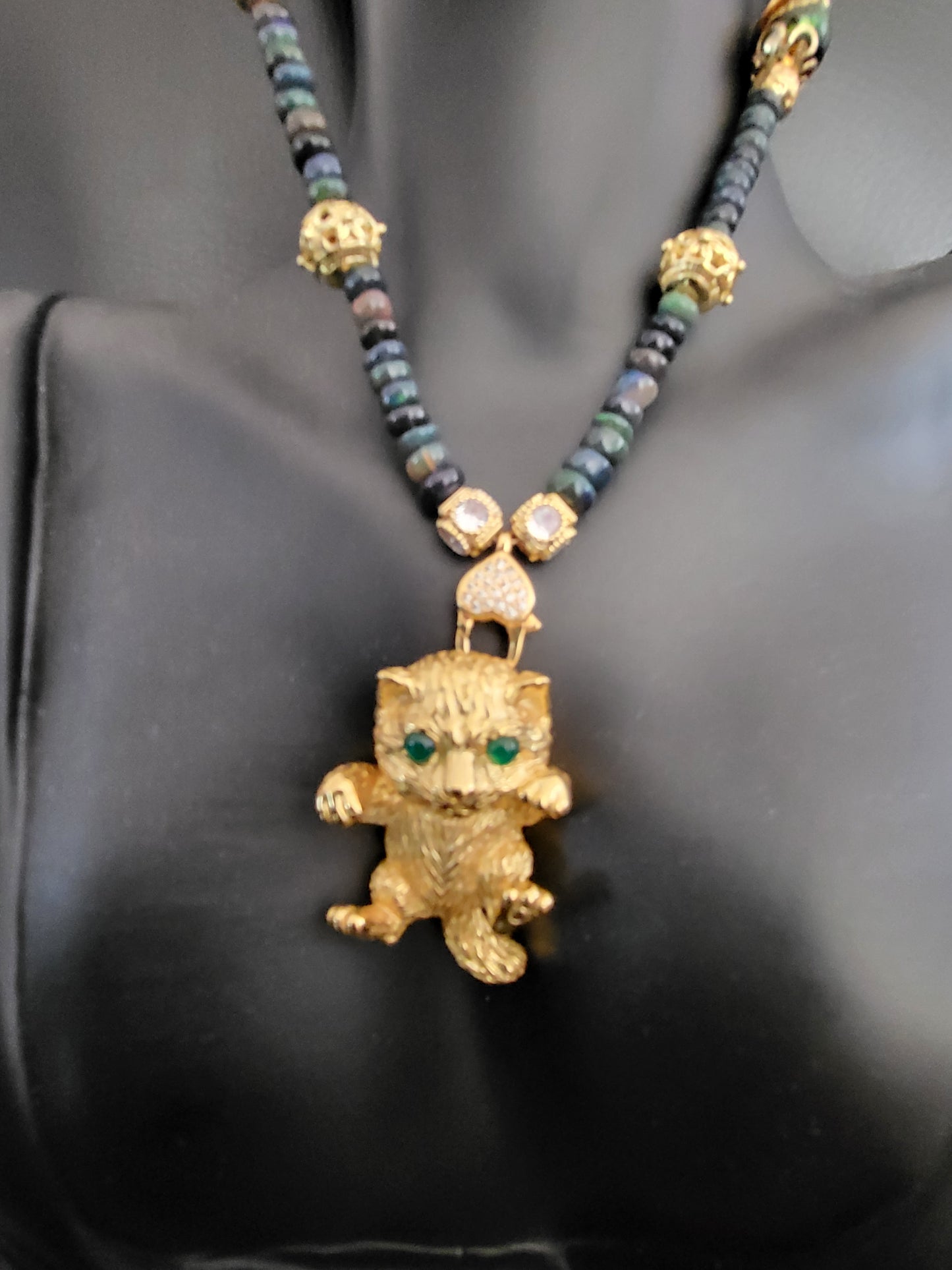 Collier Félina en perles d'opale noire naturelle, perles en verre de Murano et pendentif chat en vermeil (argent plaqué or) et yeux en aventurine