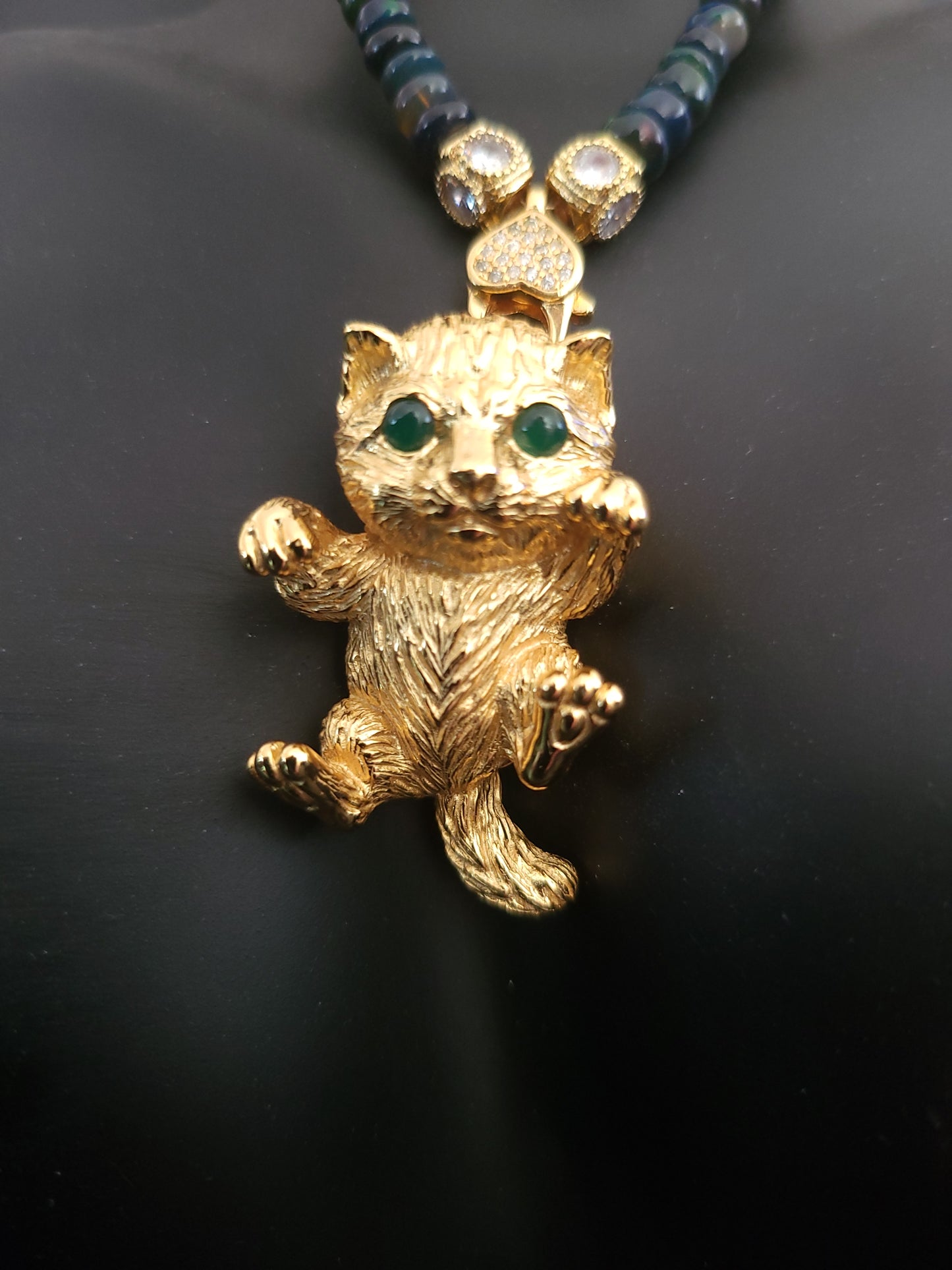 Collier Félina en perles d'opale noire naturelle, perles en verre de Murano et pendentif chat en vermeil (argent plaqué or) et yeux en aventurine