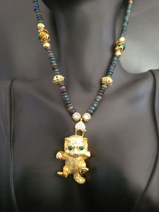 Collier Félina en perles d'opale noire naturelle, perles en verre de Murano et pendentif chat en vermeil (argent plaqué or) et yeux en aventurine