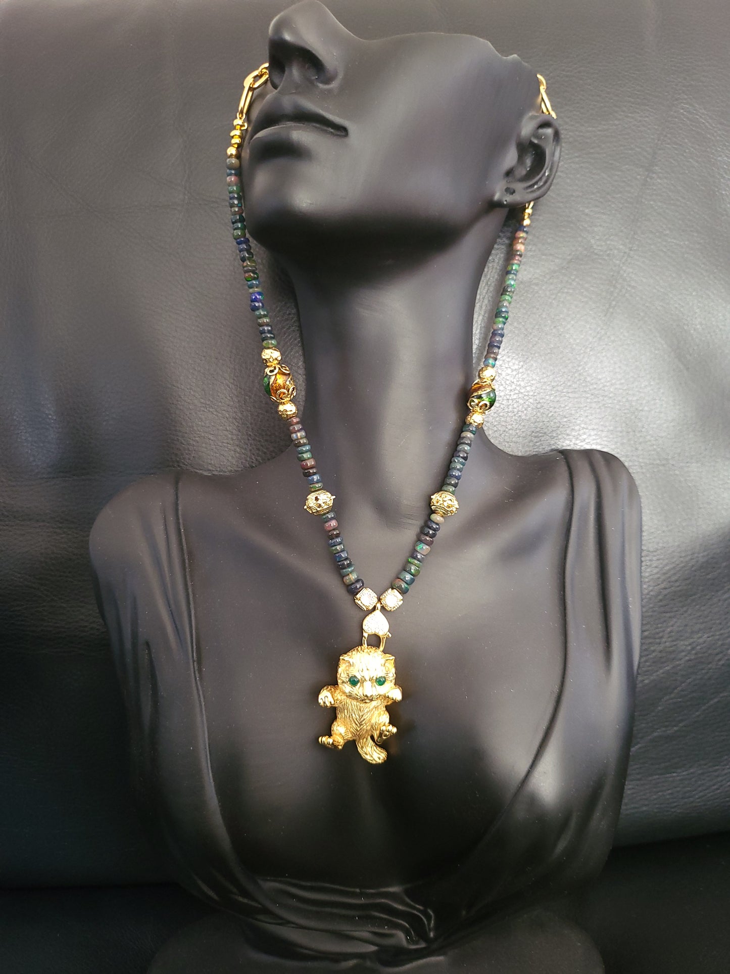 Collier Félina en perles d'opale noire naturelle, perles en verre de Murano et pendentif chat en vermeil (argent plaqué or) et yeux en aventurine