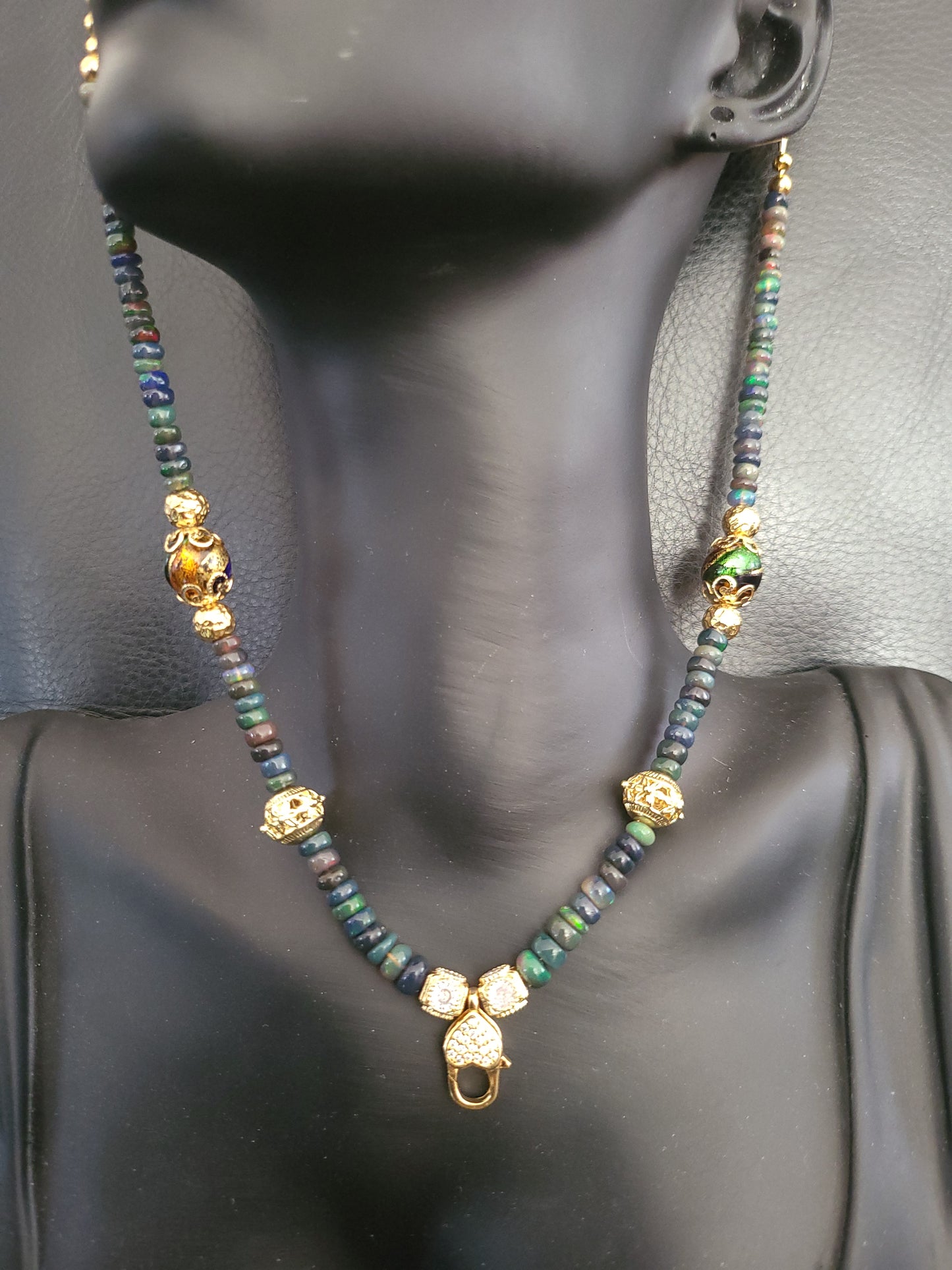 Collier Félina en perles d'opale noire naturelle, perles en verre de Murano et pendentif chat en vermeil (argent plaqué or) et yeux en aventurine