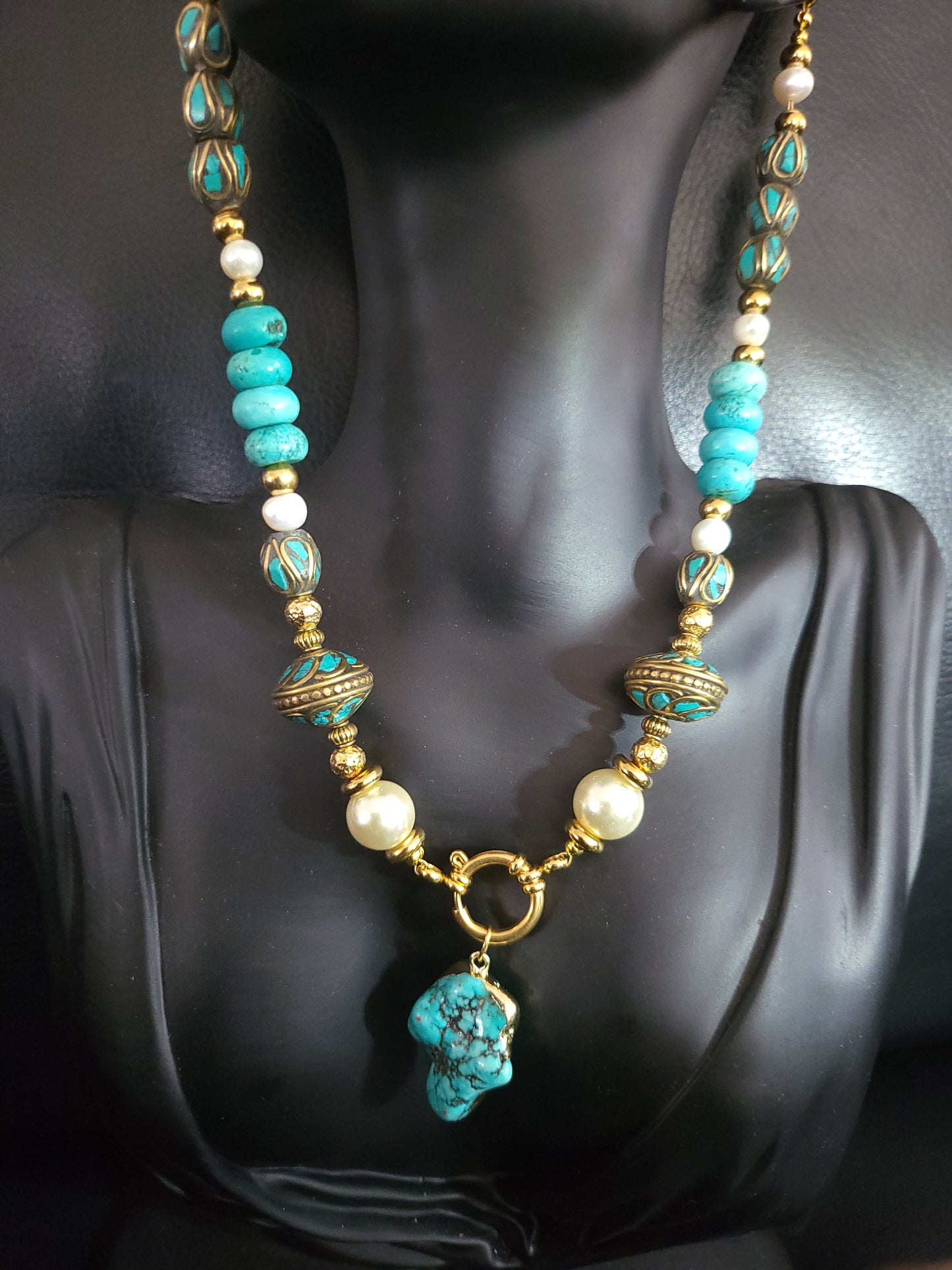 Collier Callaina en perles de turquoises brutes naturelles, perles berbères marocaines en turquoises et perles de culture