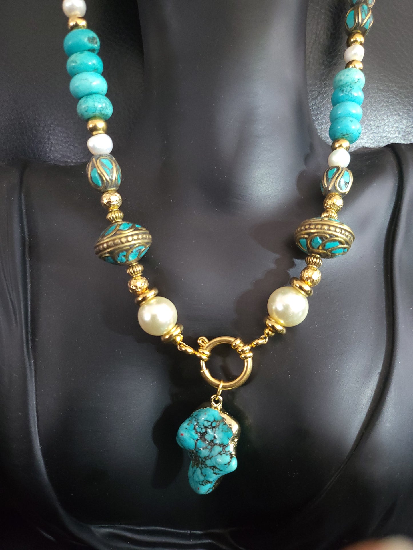 Collier Callaina en perles de turquoises brutes naturelles, perles berbères marocaines en turquoises et perles de culture