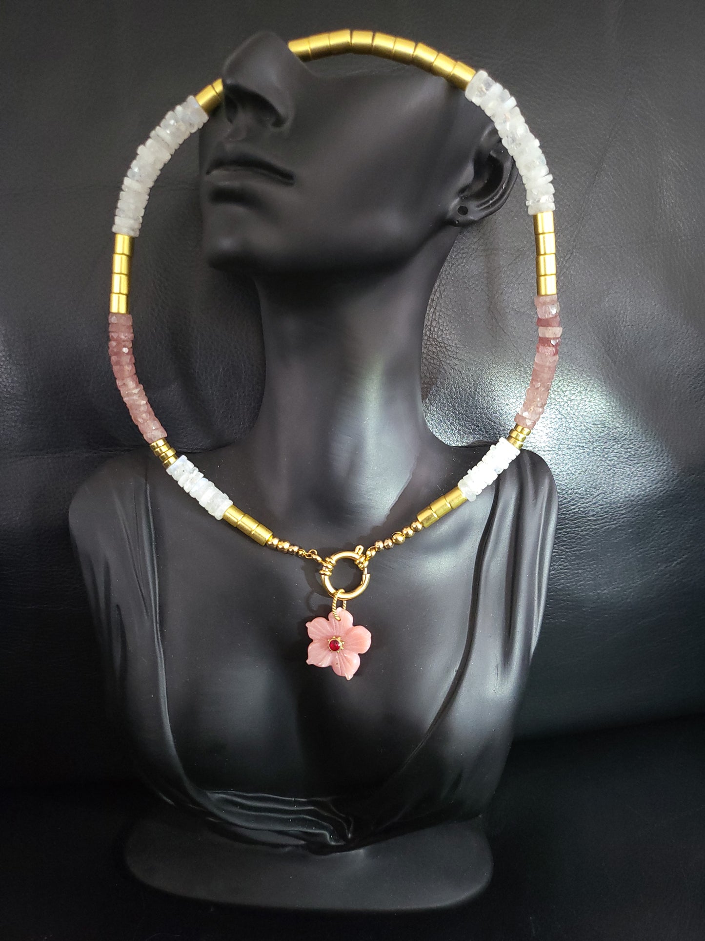 Collier Flora en quartz fraise, en pierre de lune avec pendentif amovible en fleur de quartz rose