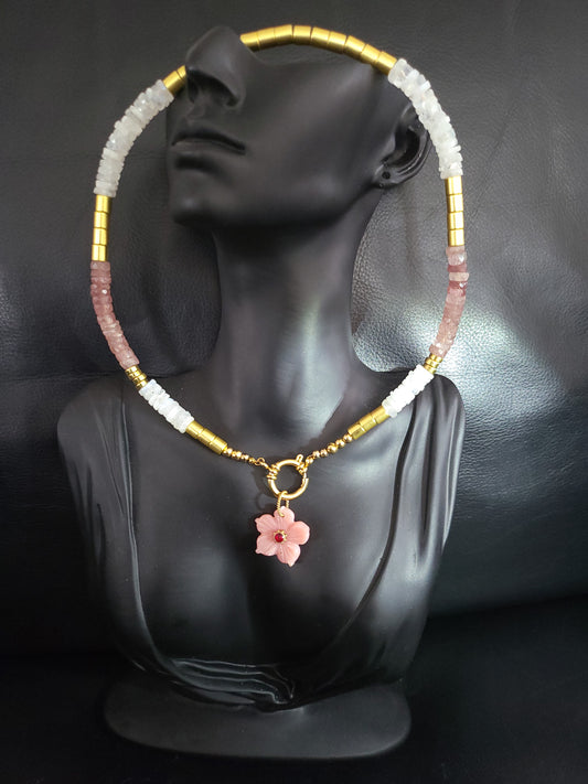 Collier Flora en quartz fraise, en pierre de lune avec pendentif amovible en fleur de quartz rose