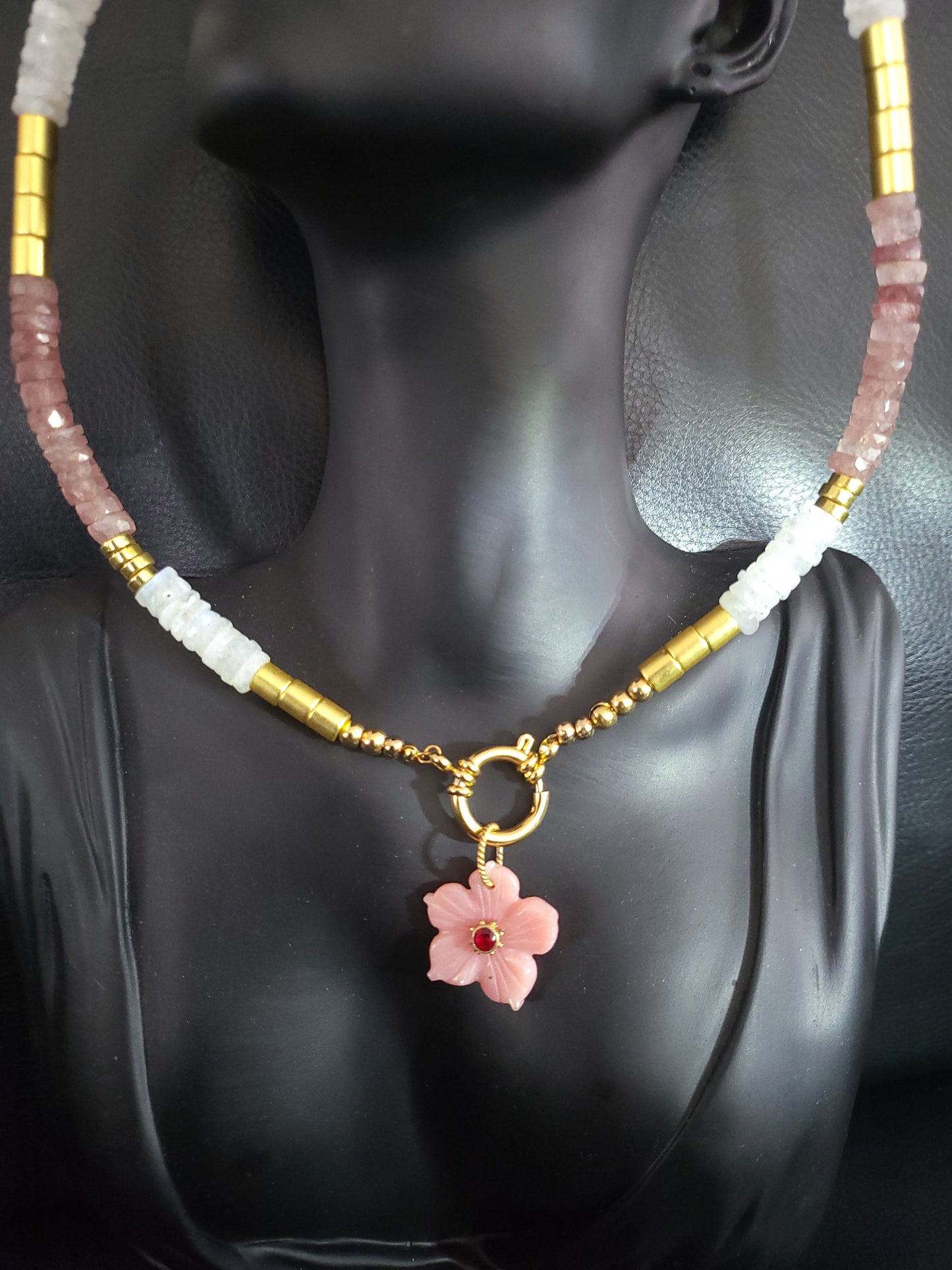 Collier Flora en quartz fraise, en pierre de lune avec pendentif amovible en fleur de quartz rose