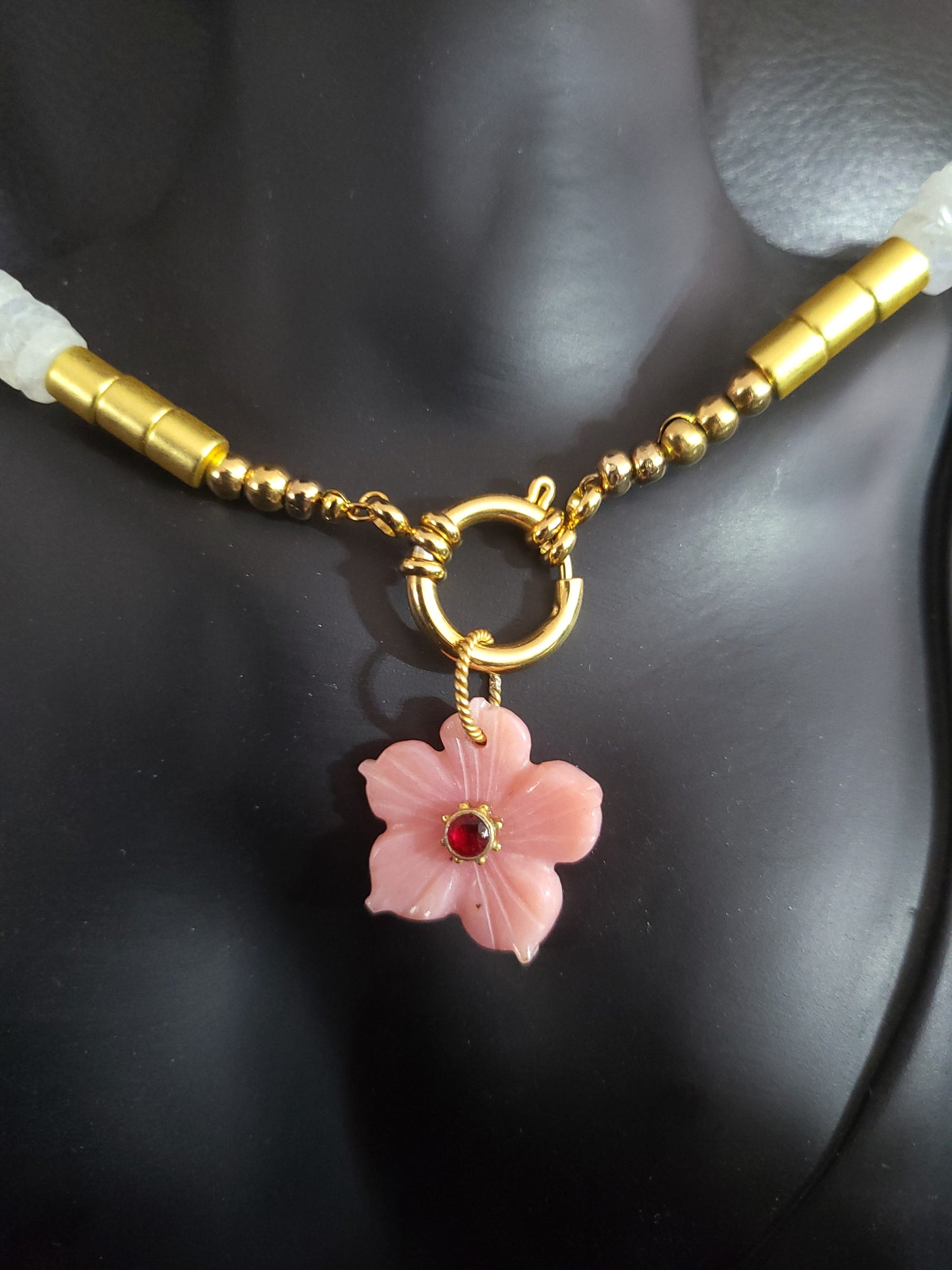 Collier Flora en quartz fraise, en pierre de lune avec pendentif amovible en fleur de quartz rose
