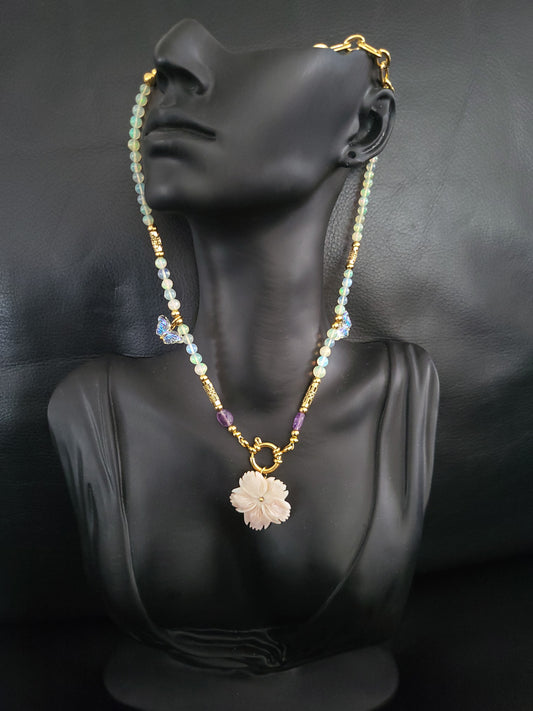 Collier Opalia en perles d'opales blanches naturelles d'Ethiopie, perles d'améthystes et pendentif en nacre rose sculptée