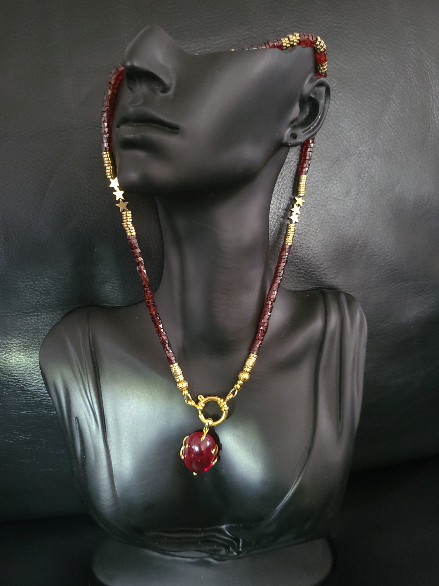 Collier Dubaï en perles de grenats facettés et magnifique rubis