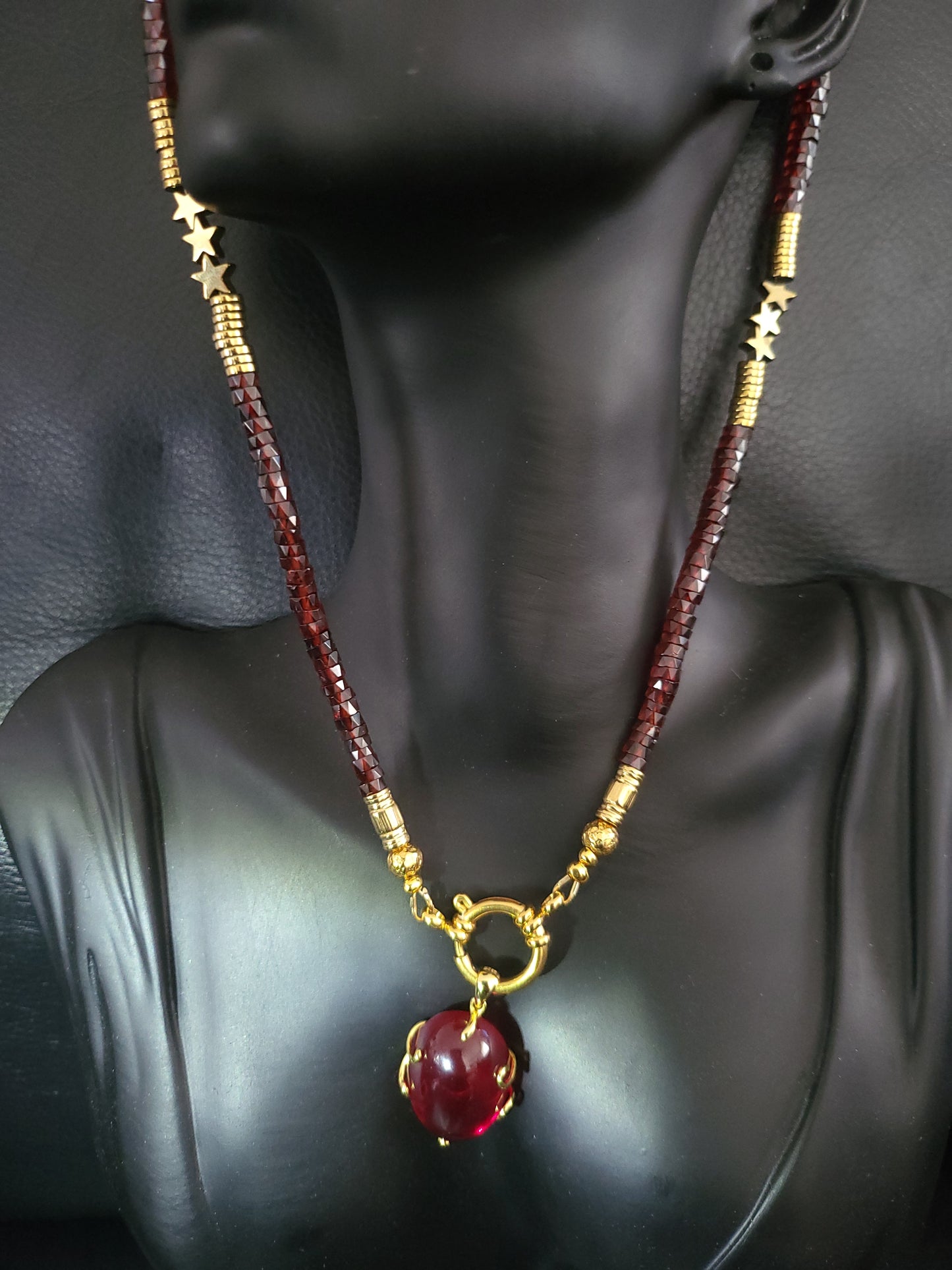 Collier Dubaï en perles de grenats facettés et magnifique rubis