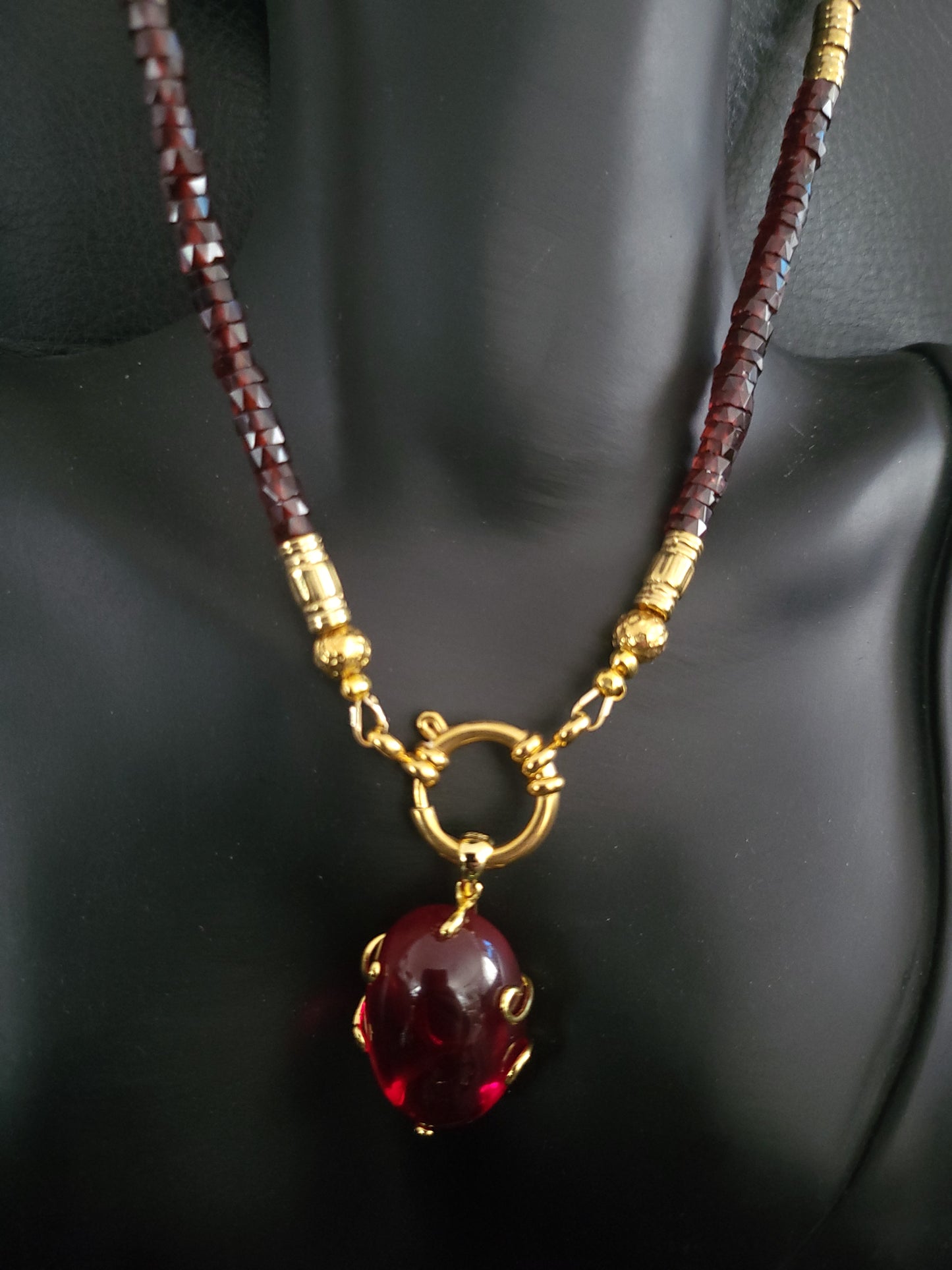 Collier Dubaï en perles de grenats facettés et magnifique rubis