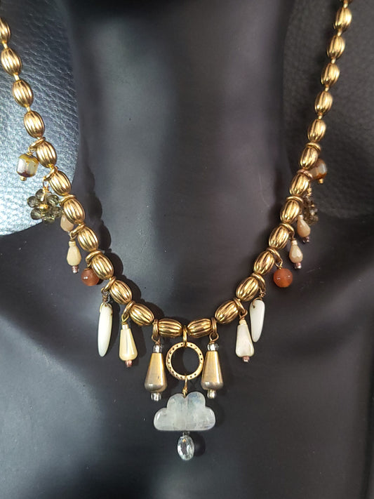 Collier Cloudia en perles de nacre, acier inoxydable, et pendentif en pierre de lune taillée et topaze