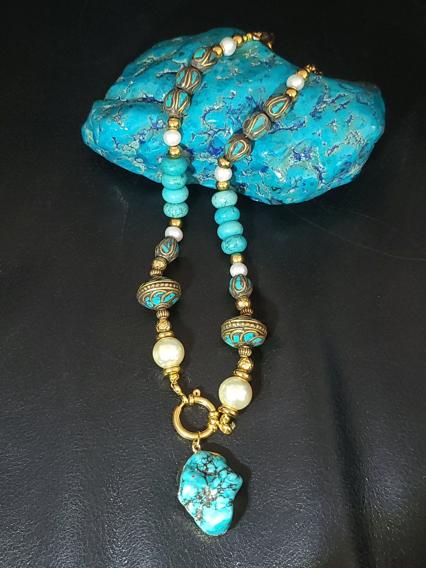 Collier Callaina en perles de turquoises brutes naturelles, perles berbères marocaines en turquoises et perles de culture