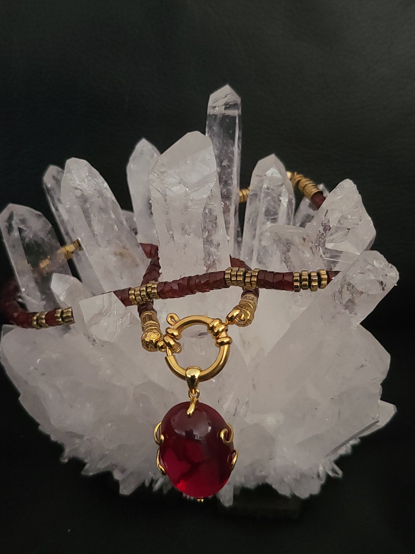 Collier Dubaï en perles de grenats facettés et magnifique rubis