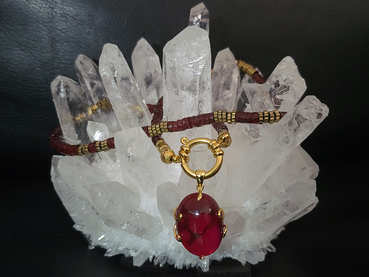 Collier Dubaï en perles de grenats facettés et magnifique rubis