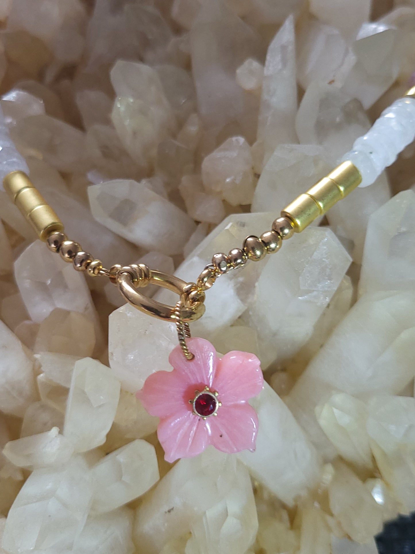 Collier Flora en quartz fraise, en pierre de lune avec pendentif amovible en fleur de quartz rose