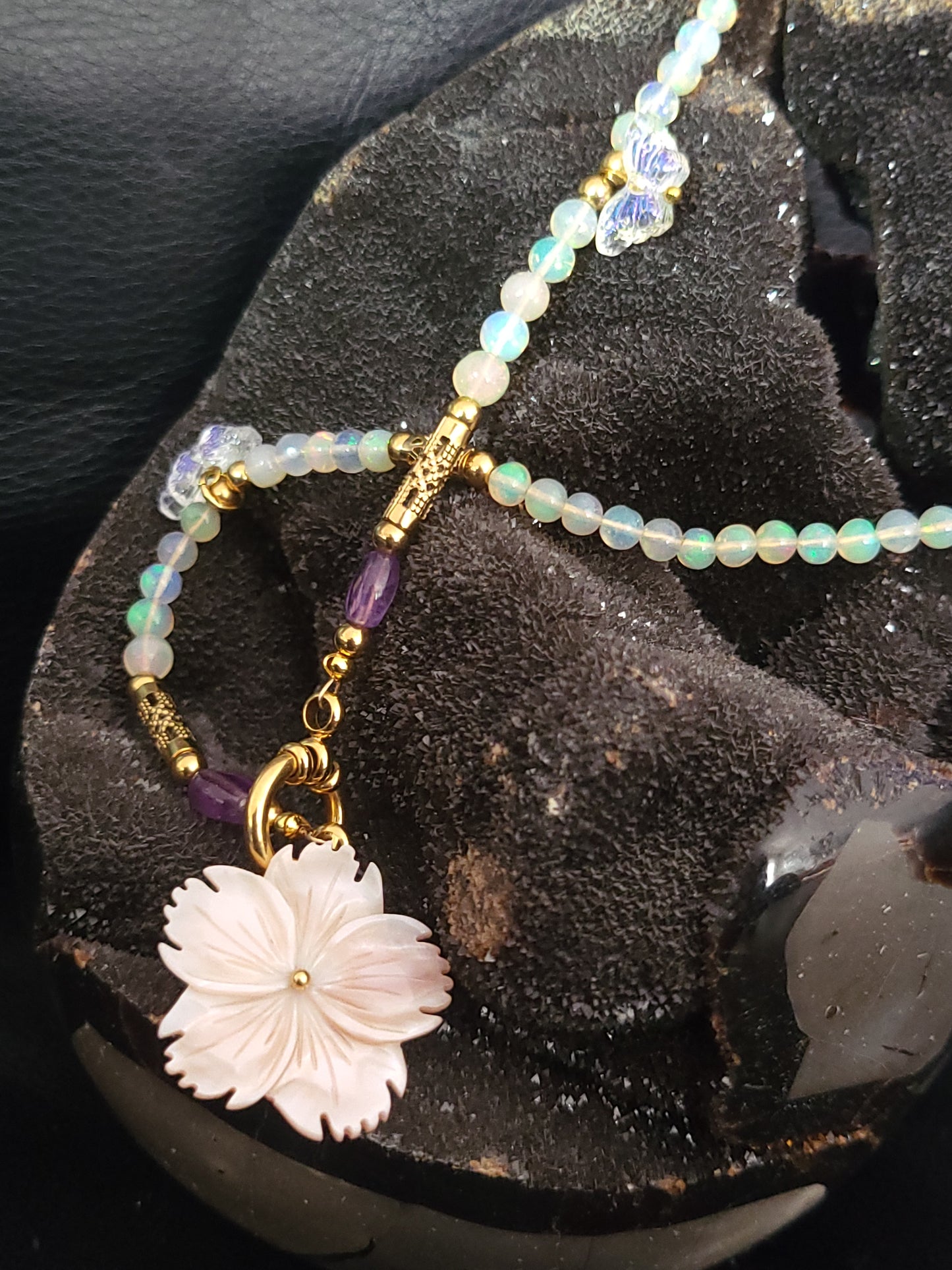 Collier Opalia en perles d'opales blanches naturelles d'Ethiopie, perles d'améthystes et pendentif en nacre rose sculptée