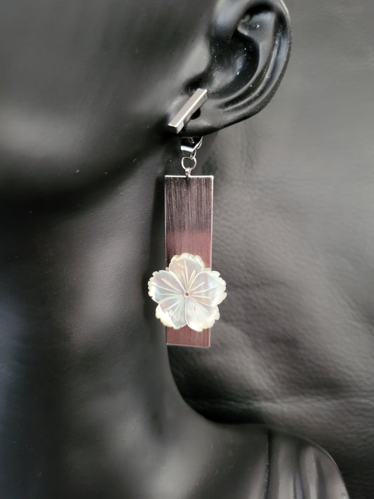 Boucles d'oreilles Frangia avec fleur d'hibiscus en nacre naturelle et acier inoxydable