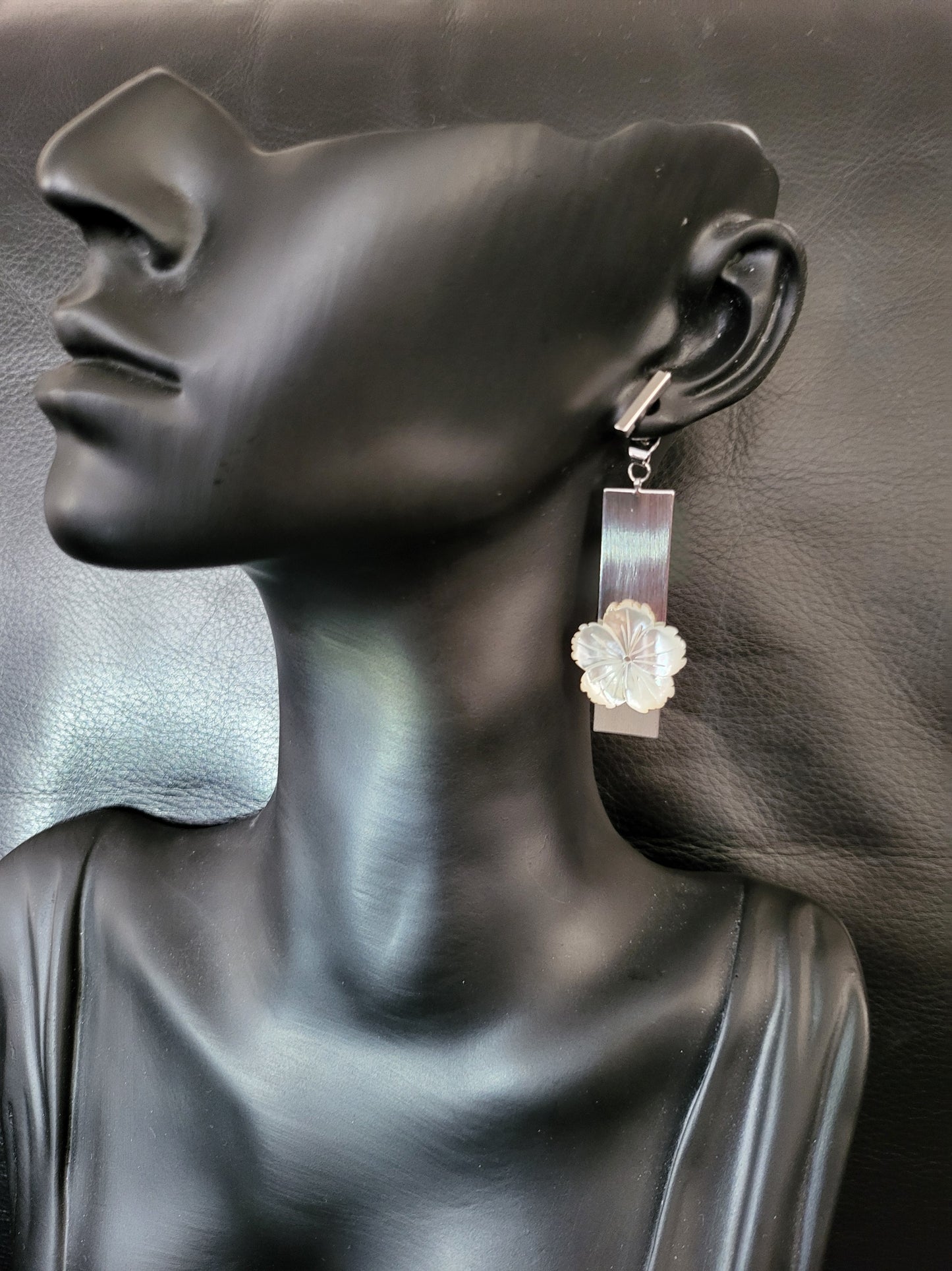 Boucles d'oreilles Frangia avec fleur d'hibiscus en nacre naturelle et acier inoxydable