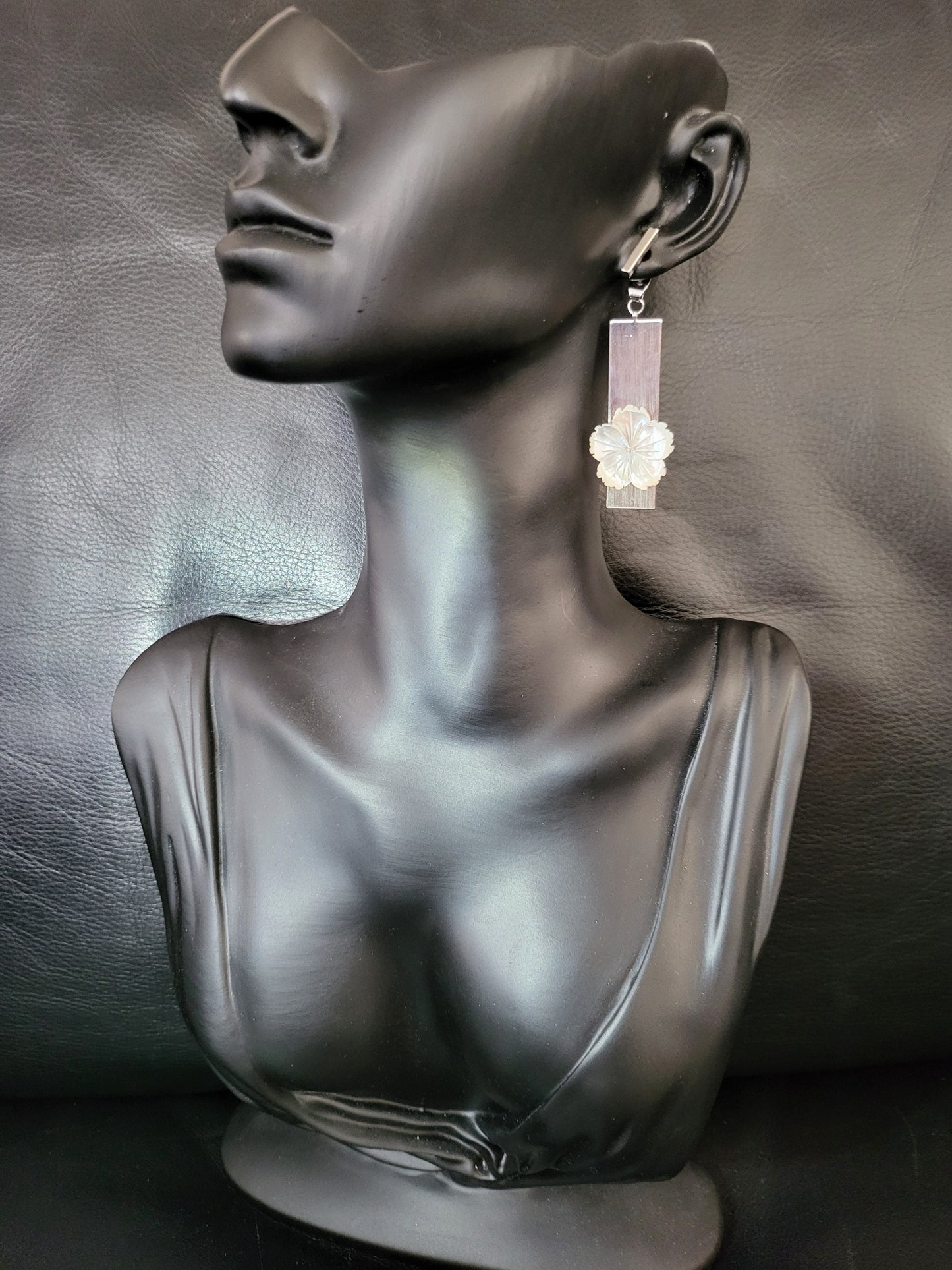 Boucles d'oreilles Frangia avec fleur d'hibiscus en nacre naturelle et acier inoxydable