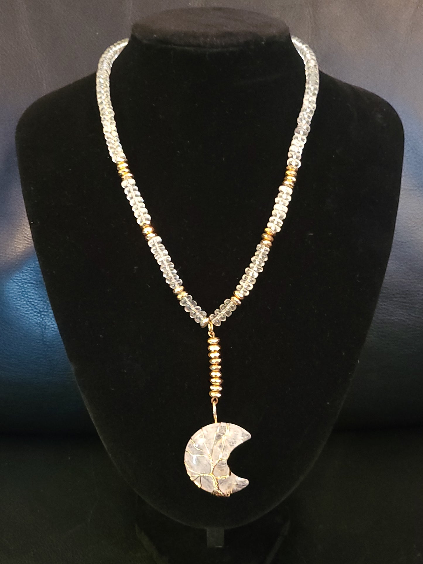 Collier Luna en perles de quartz et pendentif lune en quartz naturel du Maroc