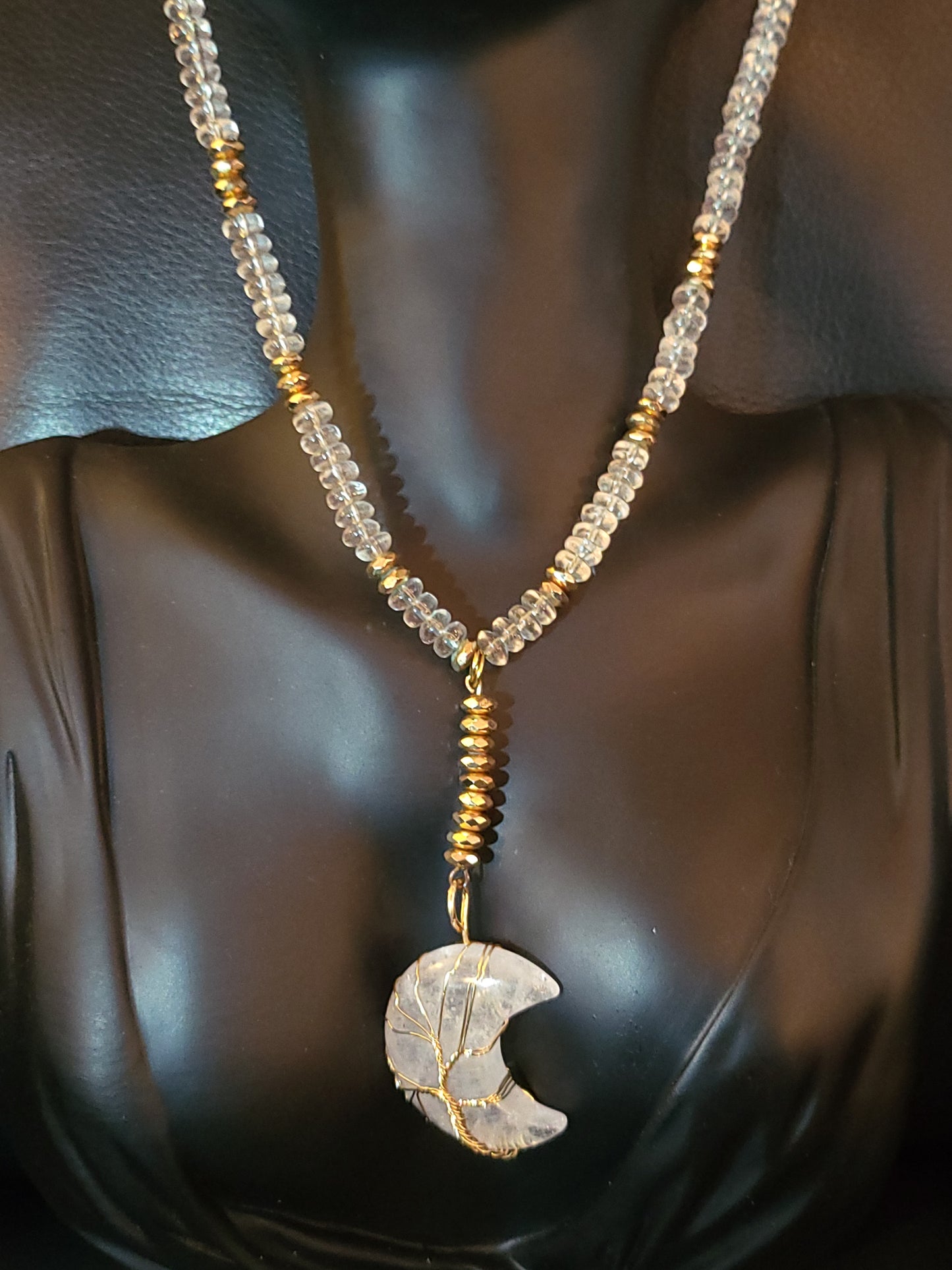 Collier Luna en perles de quartz et pendentif lune en quartz naturel du Maroc