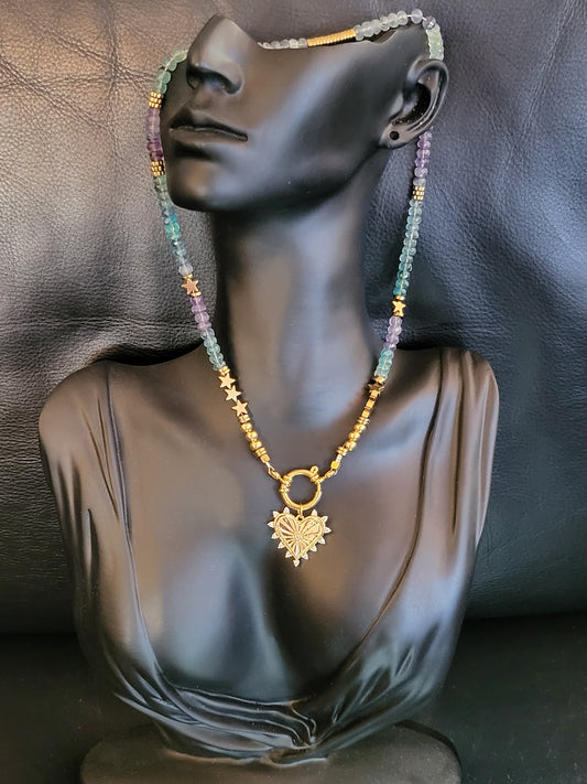 Collier Lili en perles de Fluorite du Mexique, agrémenté d'un délicat pendentif coeur
