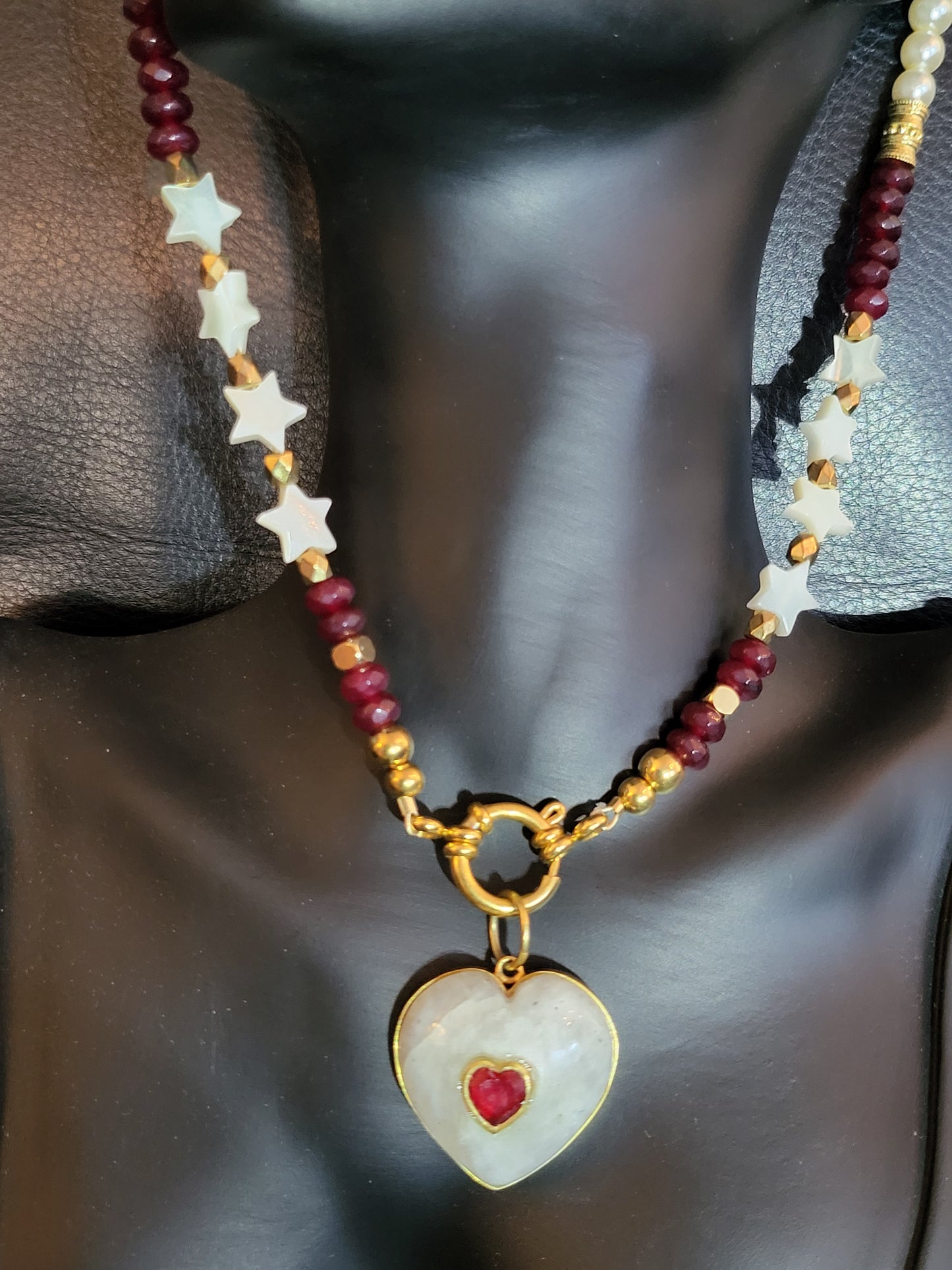 Collier Alexandra en grenats, perles de culture et nacre, avec pendentif coeur en quartz et rubis