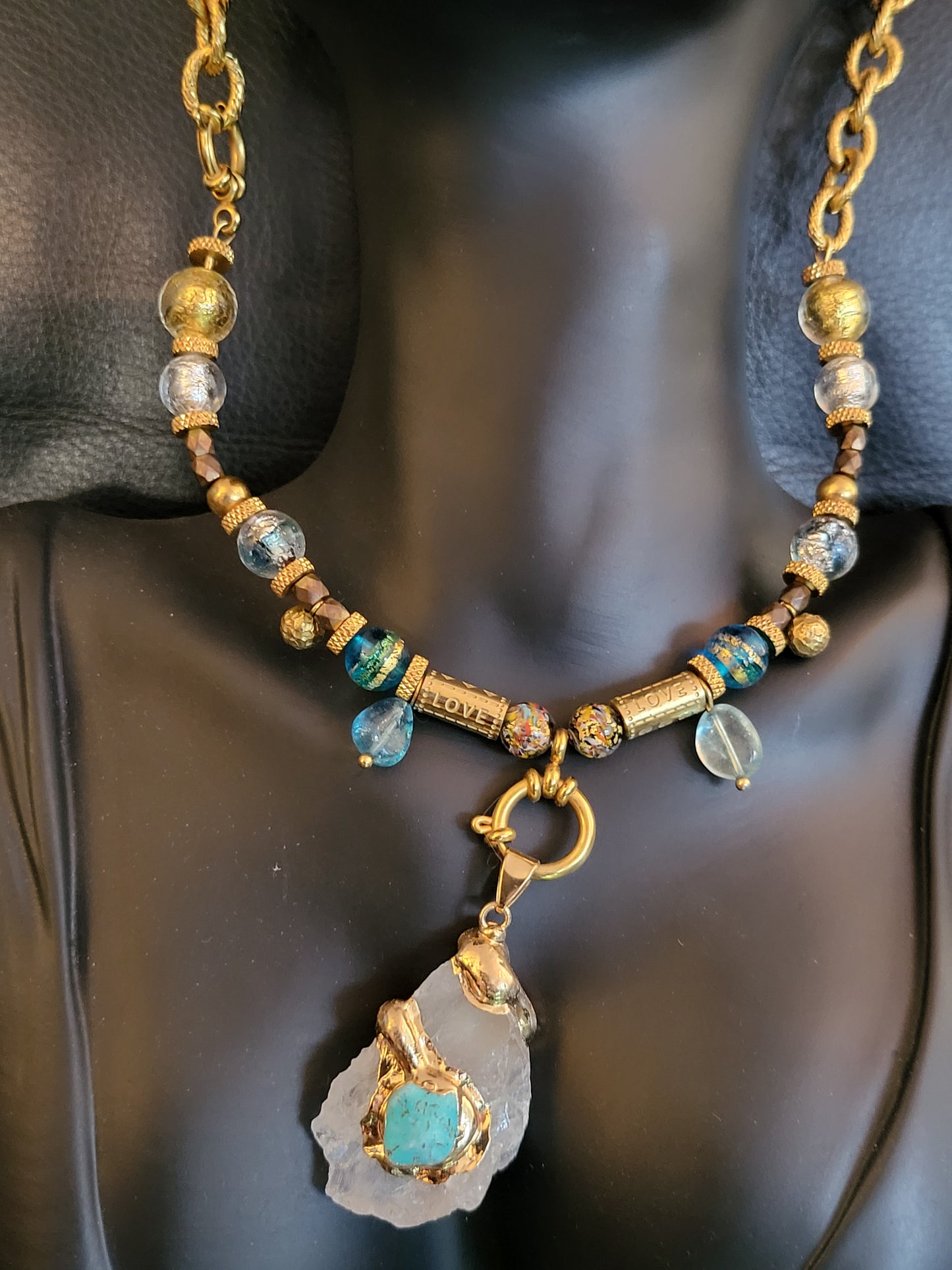 Collier Venezia en perles de verre de Murano en Italie, avec un pendentif amovible en quartz brut du Maroc agrémenté d'une turquoise.