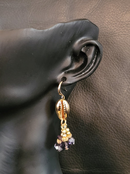 Boucles d'oreilles Nautica  avec coquillage porcelaine en acier inoxydable et perles à facette violettes