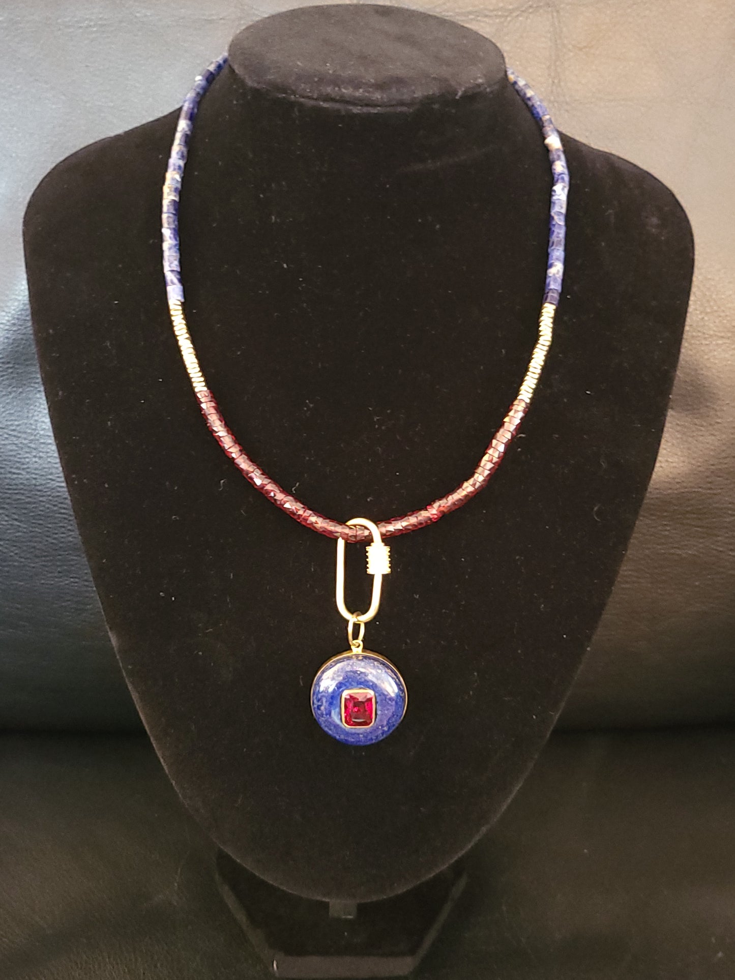 Collier Azur, avec perles en lapis lazuli, perles en grenats facettés, et pendentif amovible en lapis lazuli et rubis