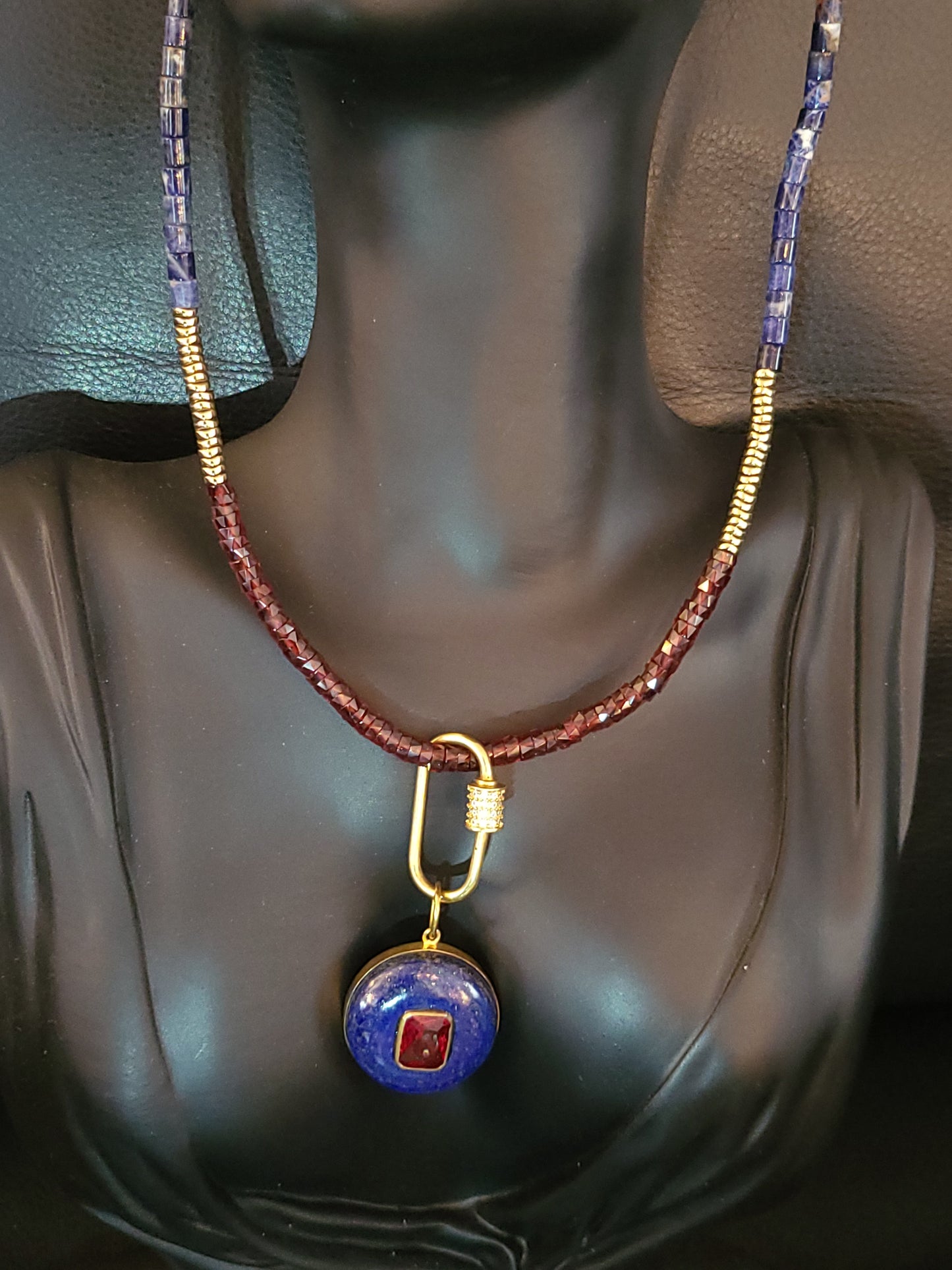 Collier Azur, avec perles en lapis lazuli, perles en grenats facettés, et pendentif amovible en lapis lazuli et rubis