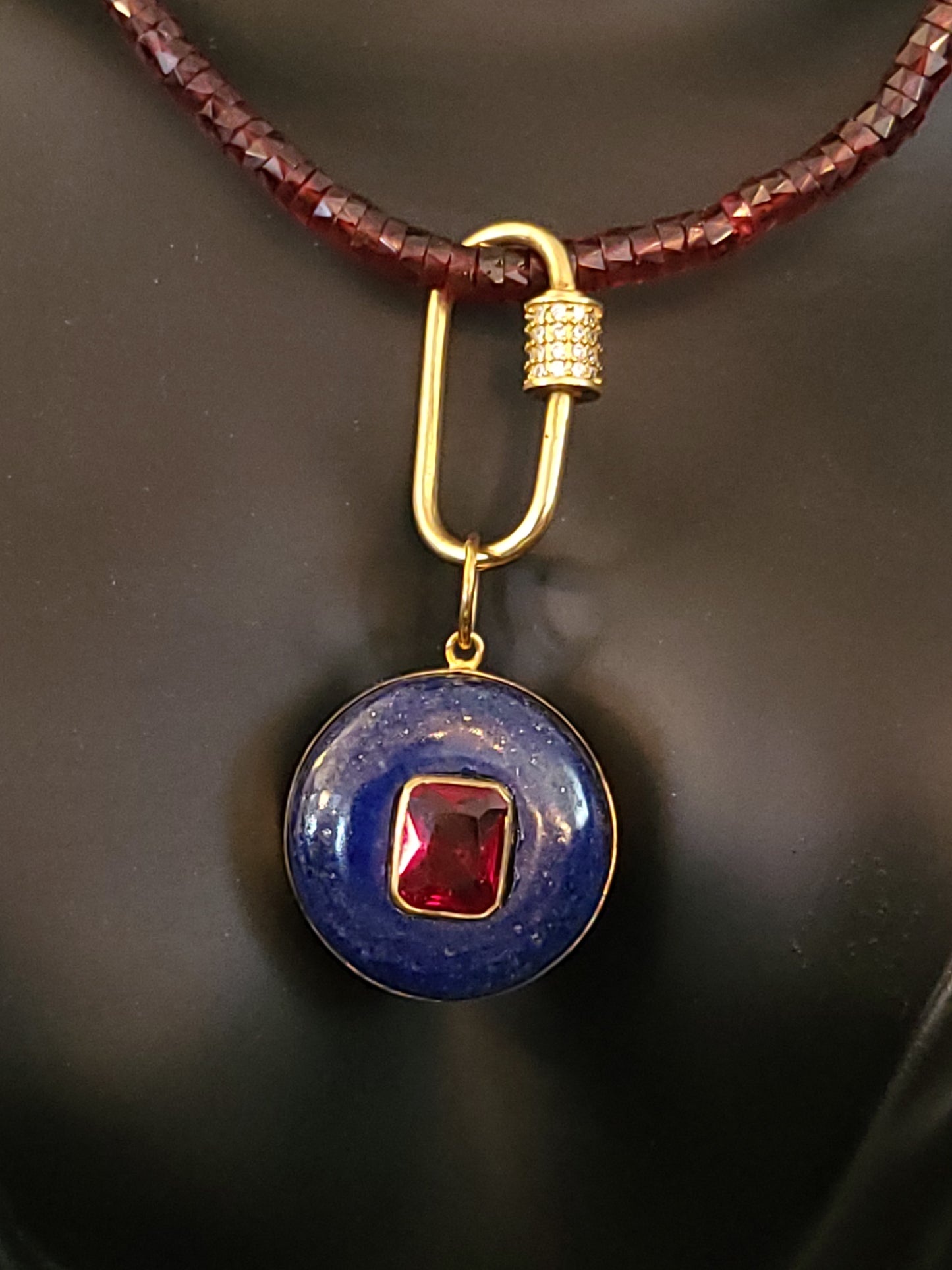 Collier Azur, avec perles en lapis lazuli, perles en grenats facettés, et pendentif amovible en lapis lazuli et rubis