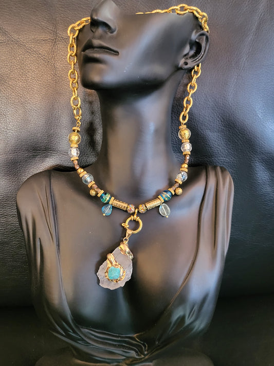 Collier Venezia en perles de verre de Murano en Italie, avec un pendentif amovible en quartz brut du Maroc agrémenté d'une turquoise.
