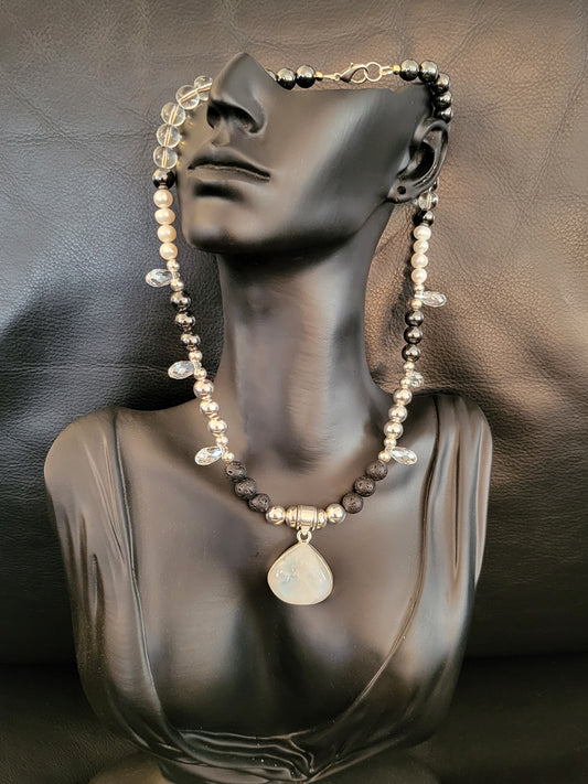 Collier Islandia en perles de lave, d'argent, de quartz, de culture, d'hématite et de verre, avec pendentif en pierre de lune et argent