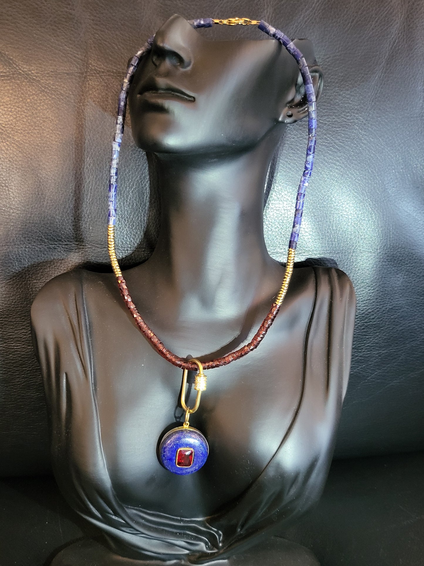 Collier Azur, avec perles en lapis lazuli, perles en grenats facettés, et pendentif amovible en lapis lazuli et rubis