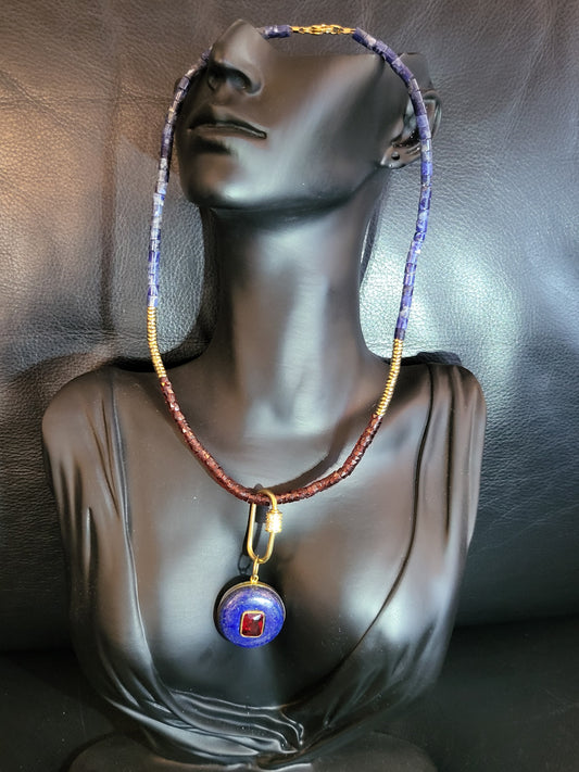 Collier Azur, avec perles en lapis lazuli, perles en grenats facettés, et pendentif amovible en lapis lazuli et rubis