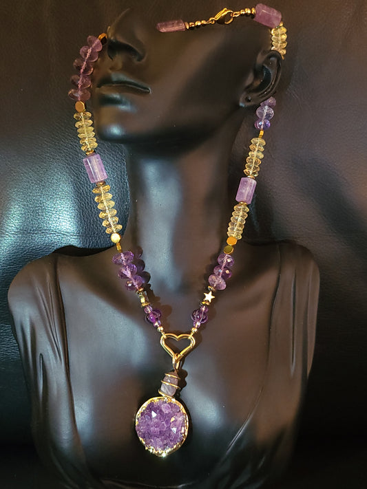 Collier Luz en perles facettées d'améthyste et de citrine avec pendentif en cristaux naturels d'améthyste