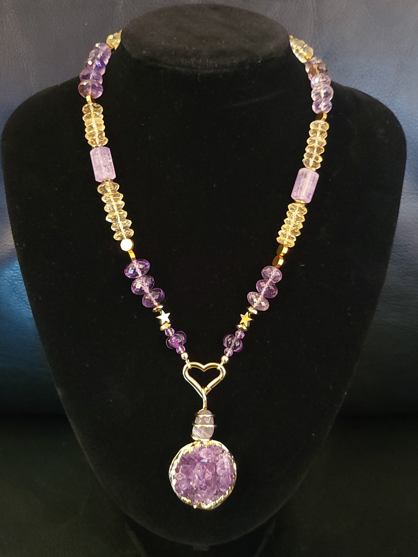 Collier Luz en perles facettées d'améthyste et de citrine avec pendentif en cristaux naturels d'améthyste