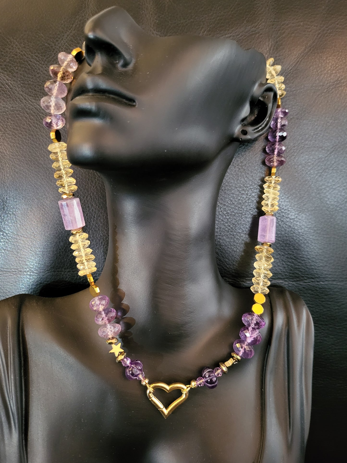 Collier Luz en perles facettées d'améthyste et de citrine avec pendentif en cristaux naturels d'améthyste